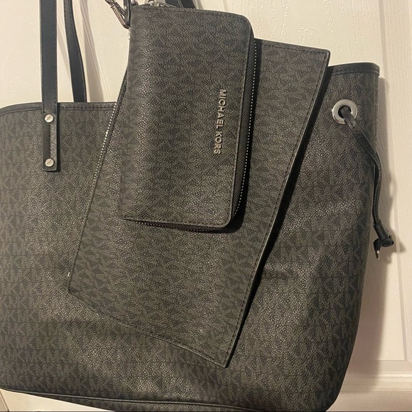 Michael Kors BUNDLE! jet set travel tote, wristlet and wallet set - Picture 3 of 13